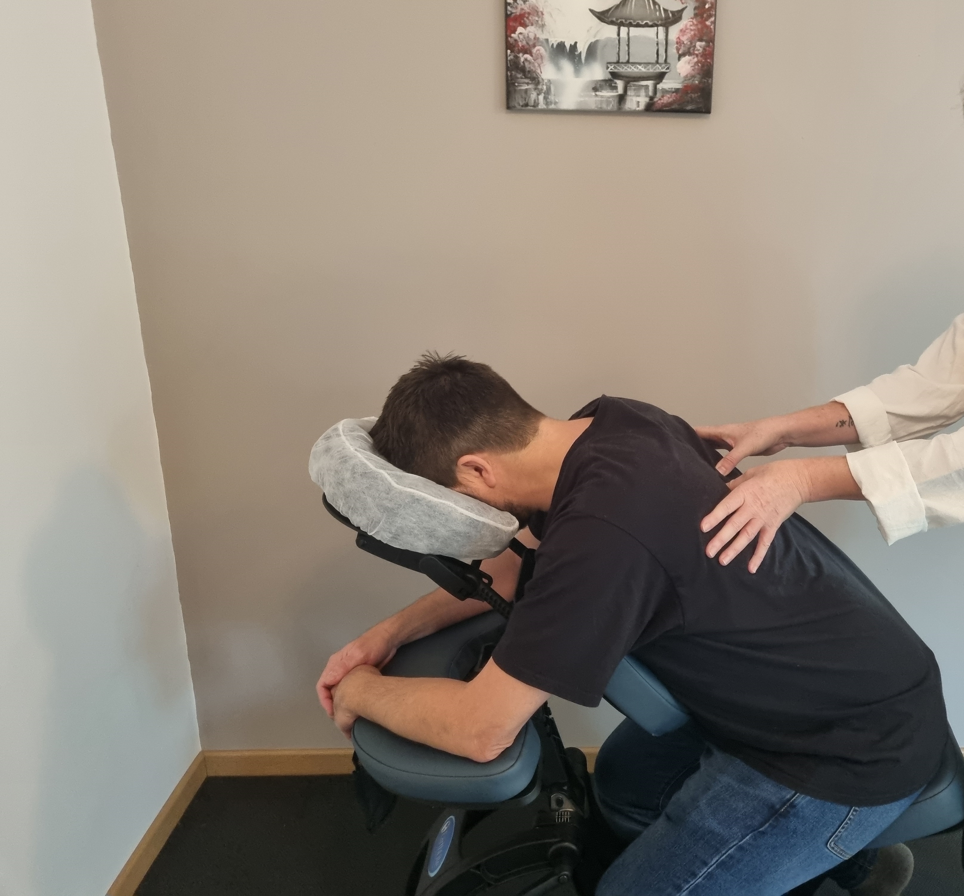 Personne recevant séance Shiatsu Équilibre à Libourne sur chaise ergonomique